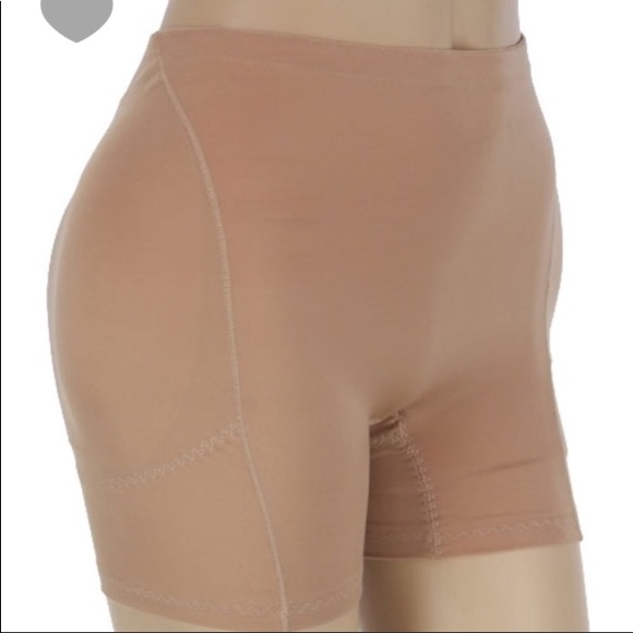 Provocative hip and butt - Picture 6 of 9